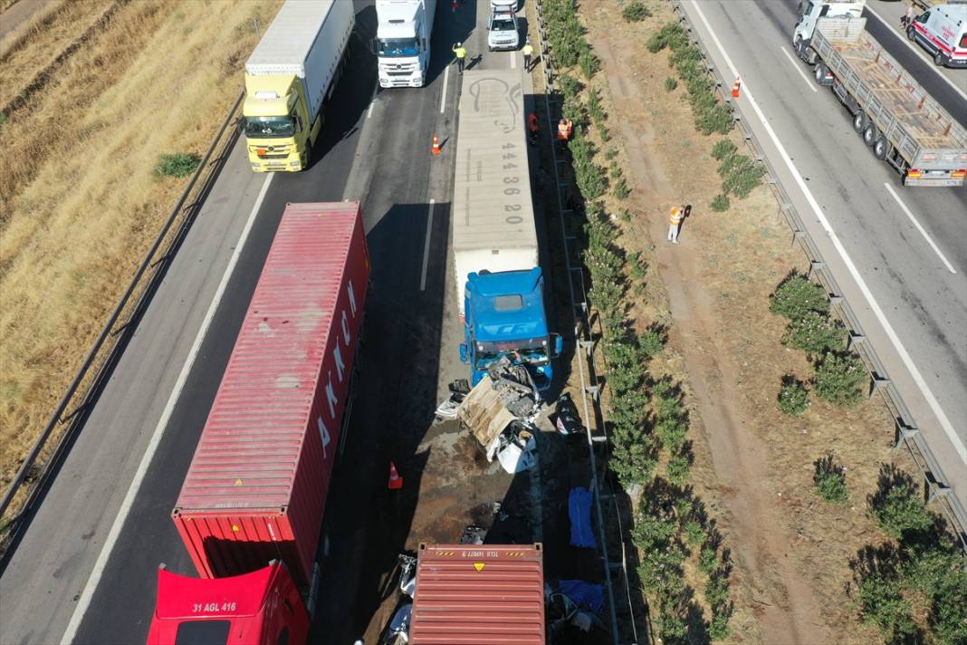 TIR ve otomobiller birbirine girdi! Ölü ve yaralılar var 6